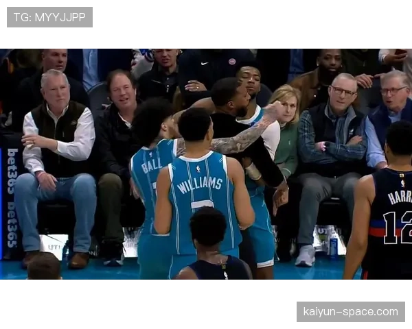 场边镜头：因不满判罚，斯波尔斯特拉教练领到技术犯规